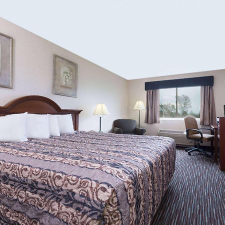 Отель Baymont By Wyndham Columbus/Rickenbacker Экстерьер фото